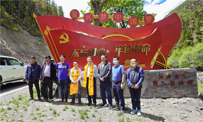 尊龙凯时集团党委书记、董事长任丁率队赴麻格同村推进对口帮扶工作