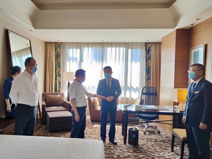 集团党委委员、董事郑贵林检查指导酒店疫情防控和防汛工作