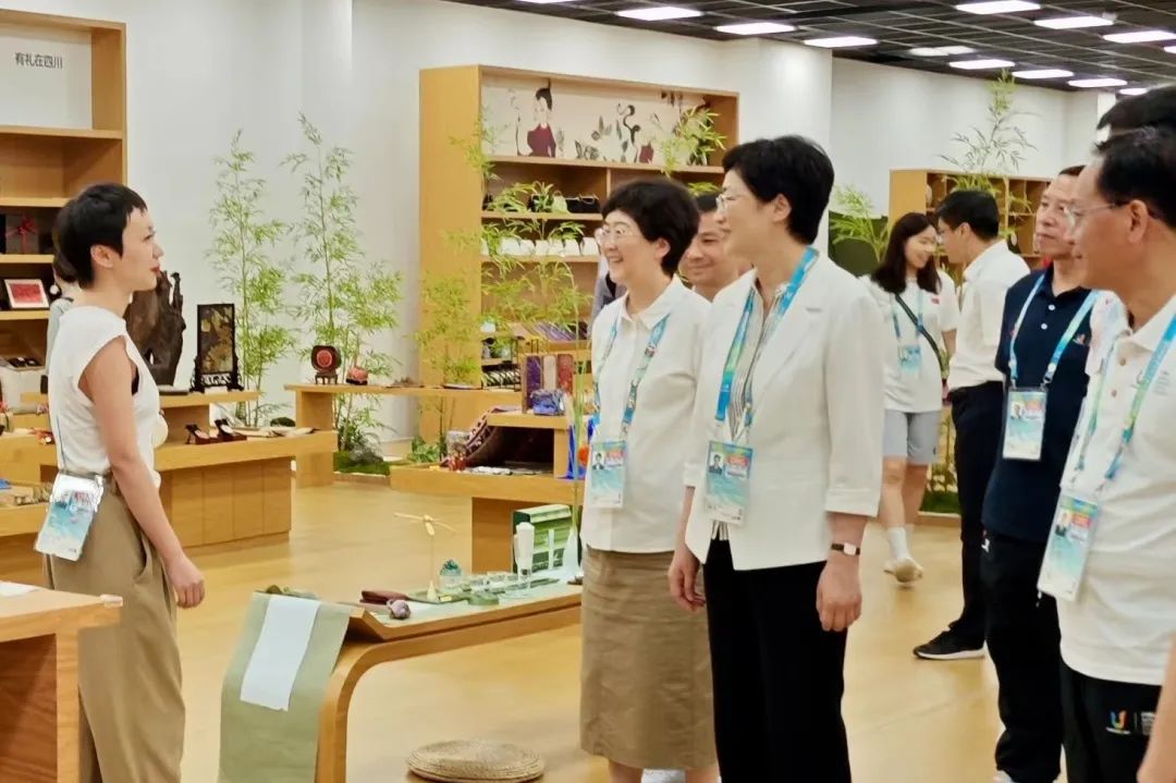 省、市领导视察大运村“有礼在四川”四川特色商品馆
