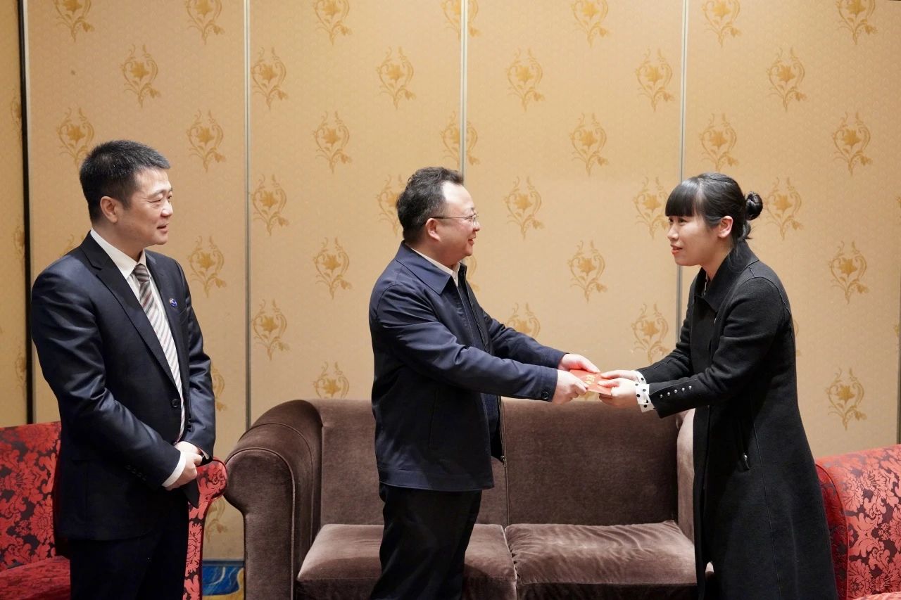 省国资委党委委员、副主任何政一行走访慰问省尊龙凯时集团生活困难党员