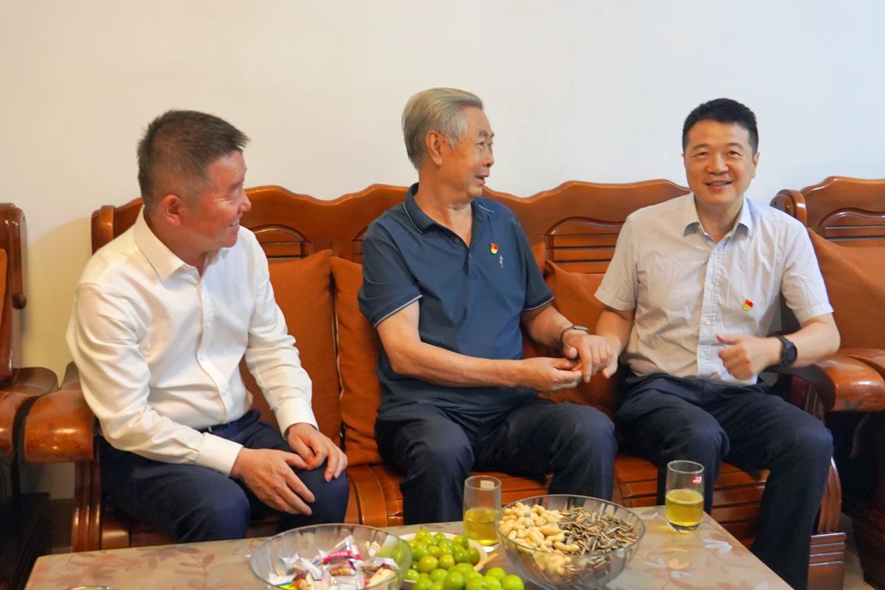 省尊龙凯时集团党委书记、董事长游勇开展“七一”走访