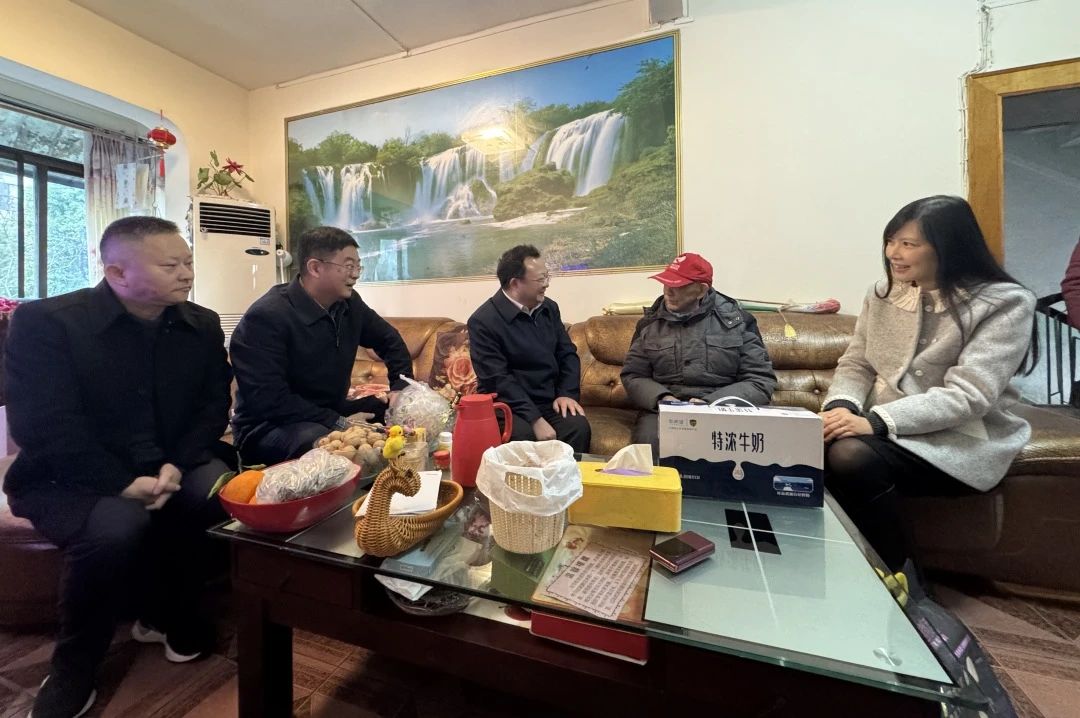 省国资委党委委员、副主任何政走访慰问省尊龙凯时集团老党员、老干部